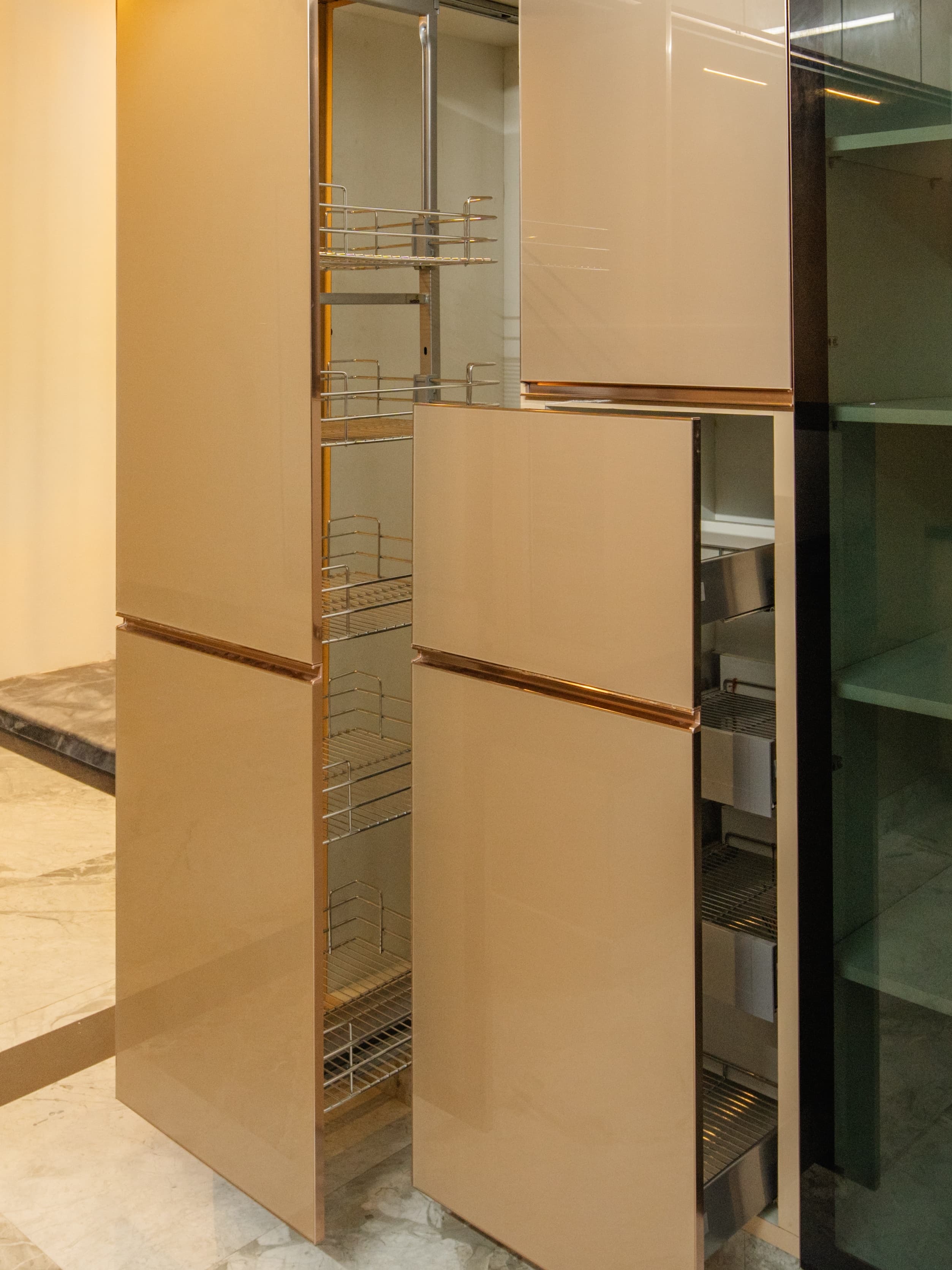 FULLY FURNISHED KITCHEN WITH LACQURED GLASS FINISH