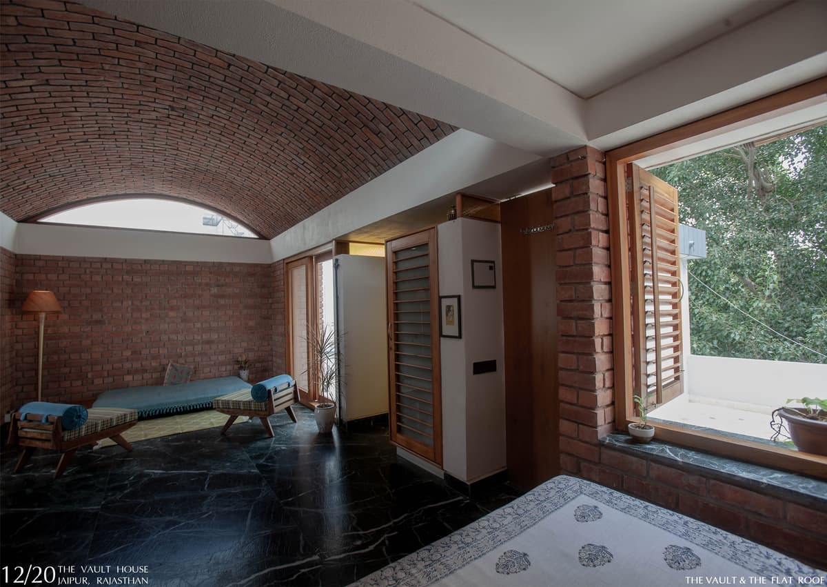 A dialogue of contrasts: the curved vault embraces the sky, while the flat roof opens to greenery.