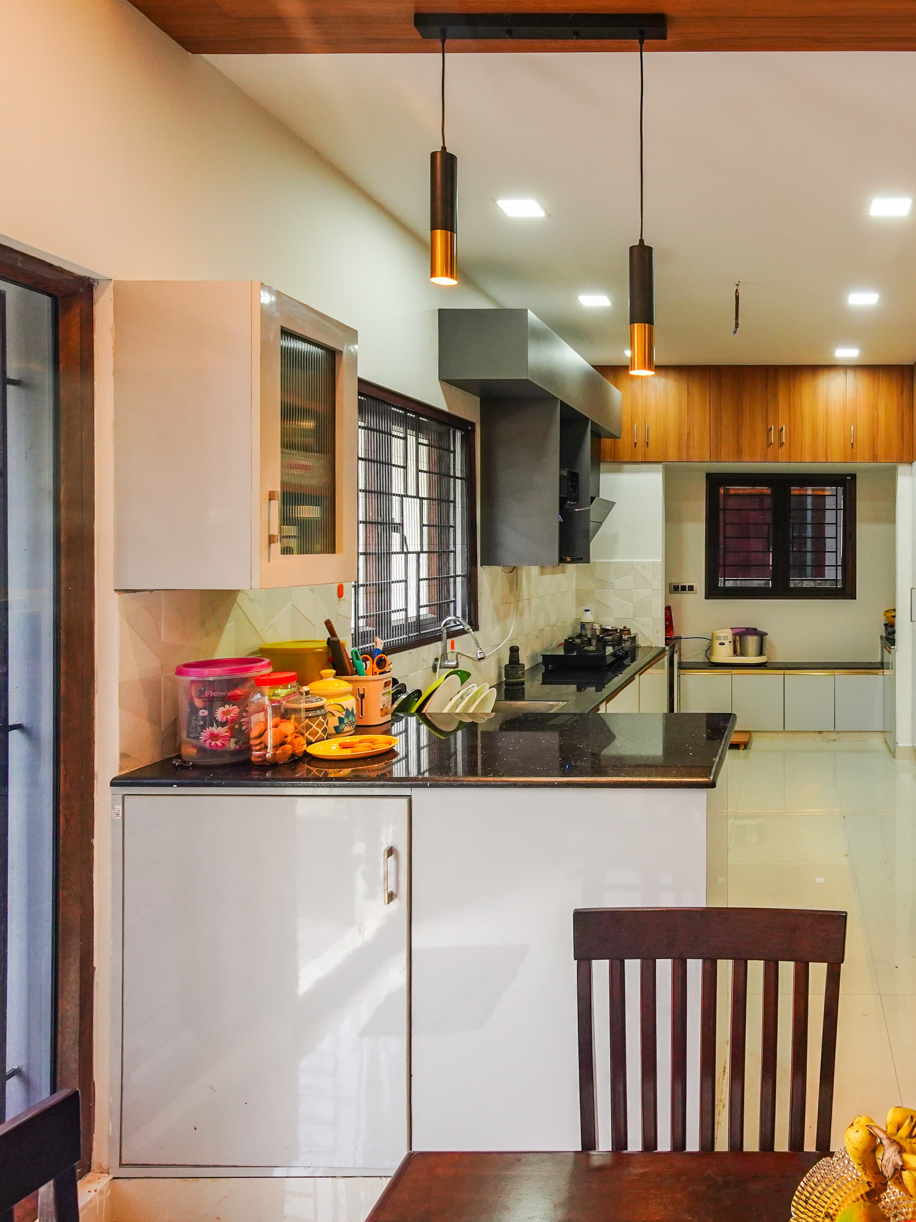 FULLY FURNISHED KITCHEN 